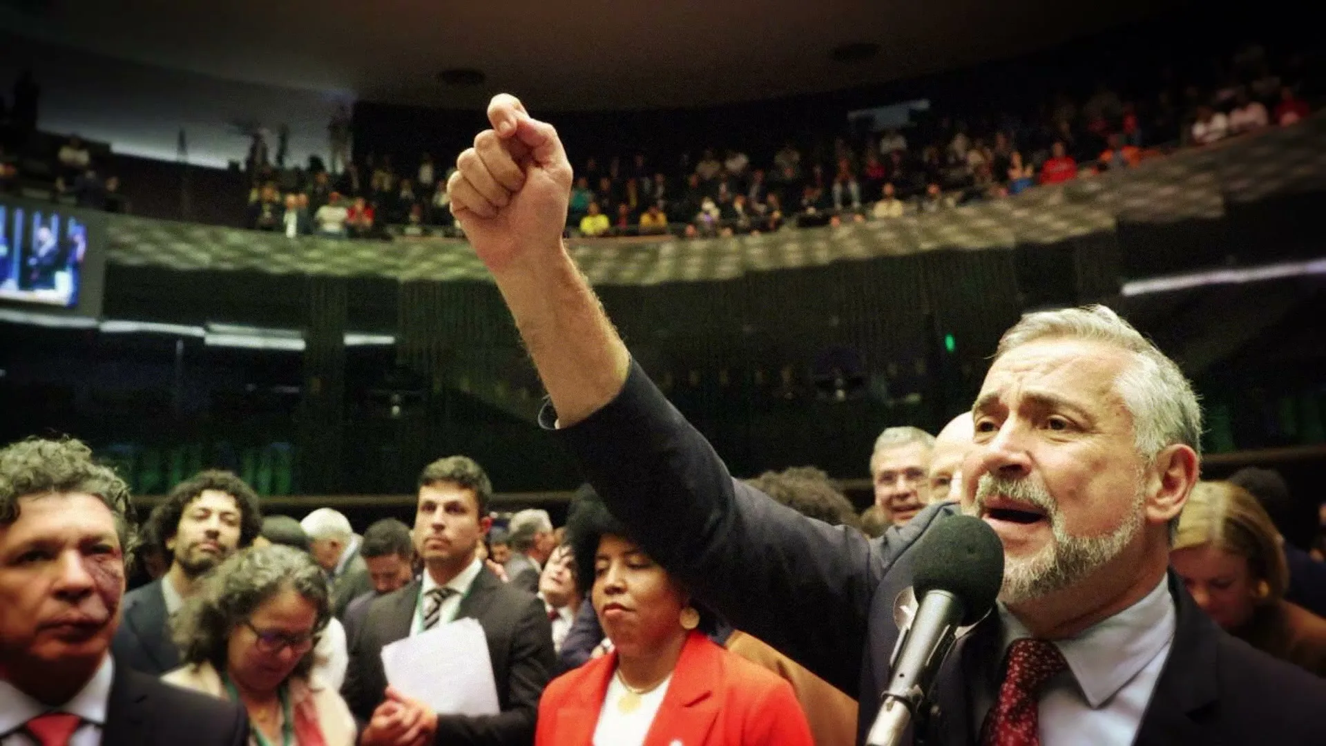 Paulo Pimenta discursando na tribuna da Câmara dos Deputados